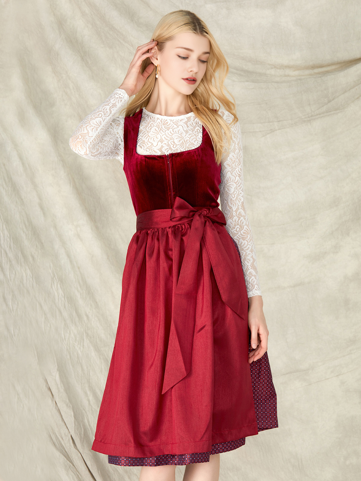 Modernes einfarbiges Dirndl in Rot