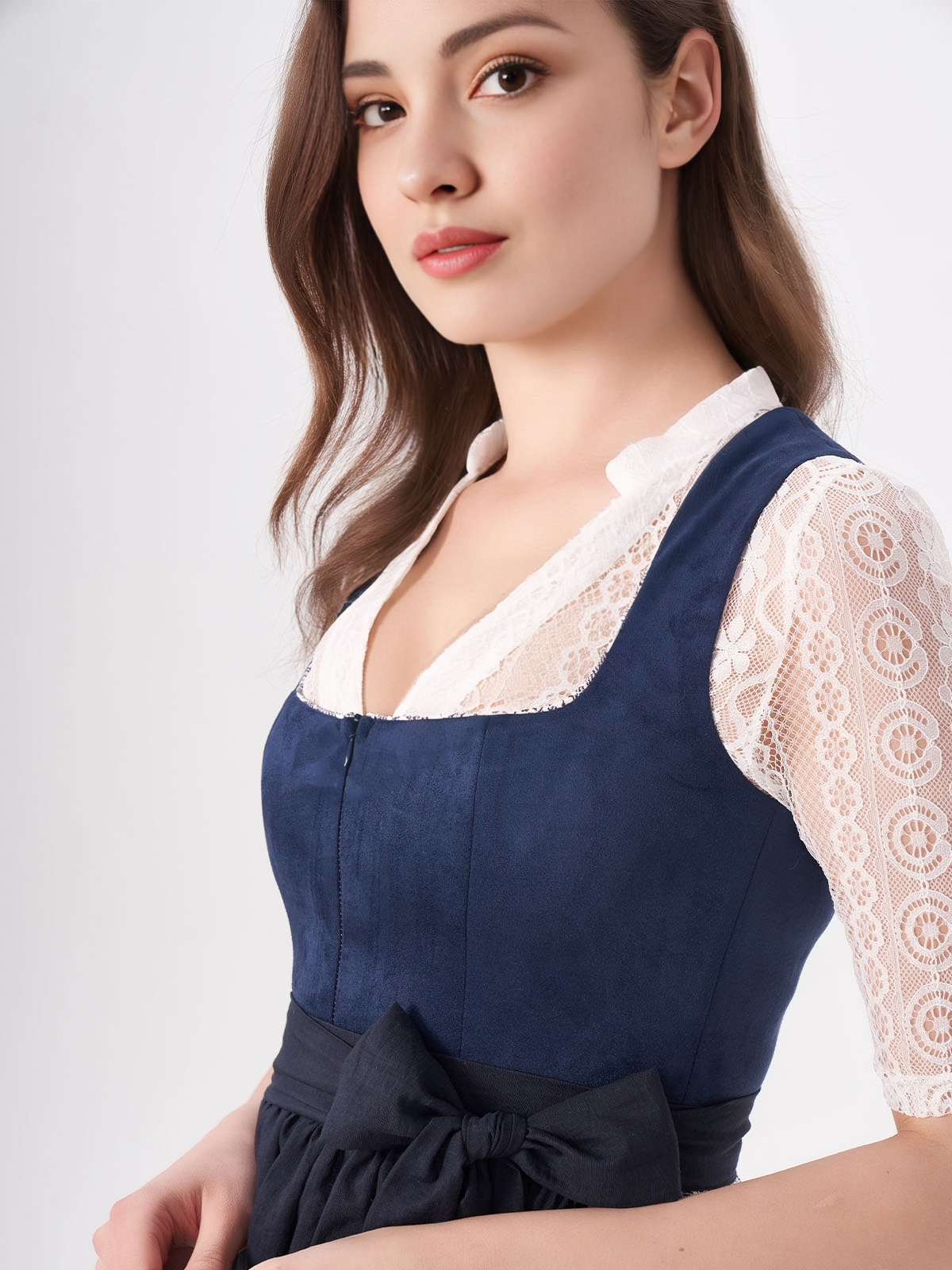 Mintgrünes Dirndl mit floralen Details