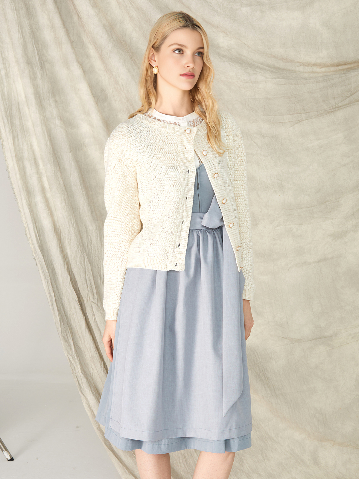 Traditionelles Dirndl in Weiß mit feinen Stickereien