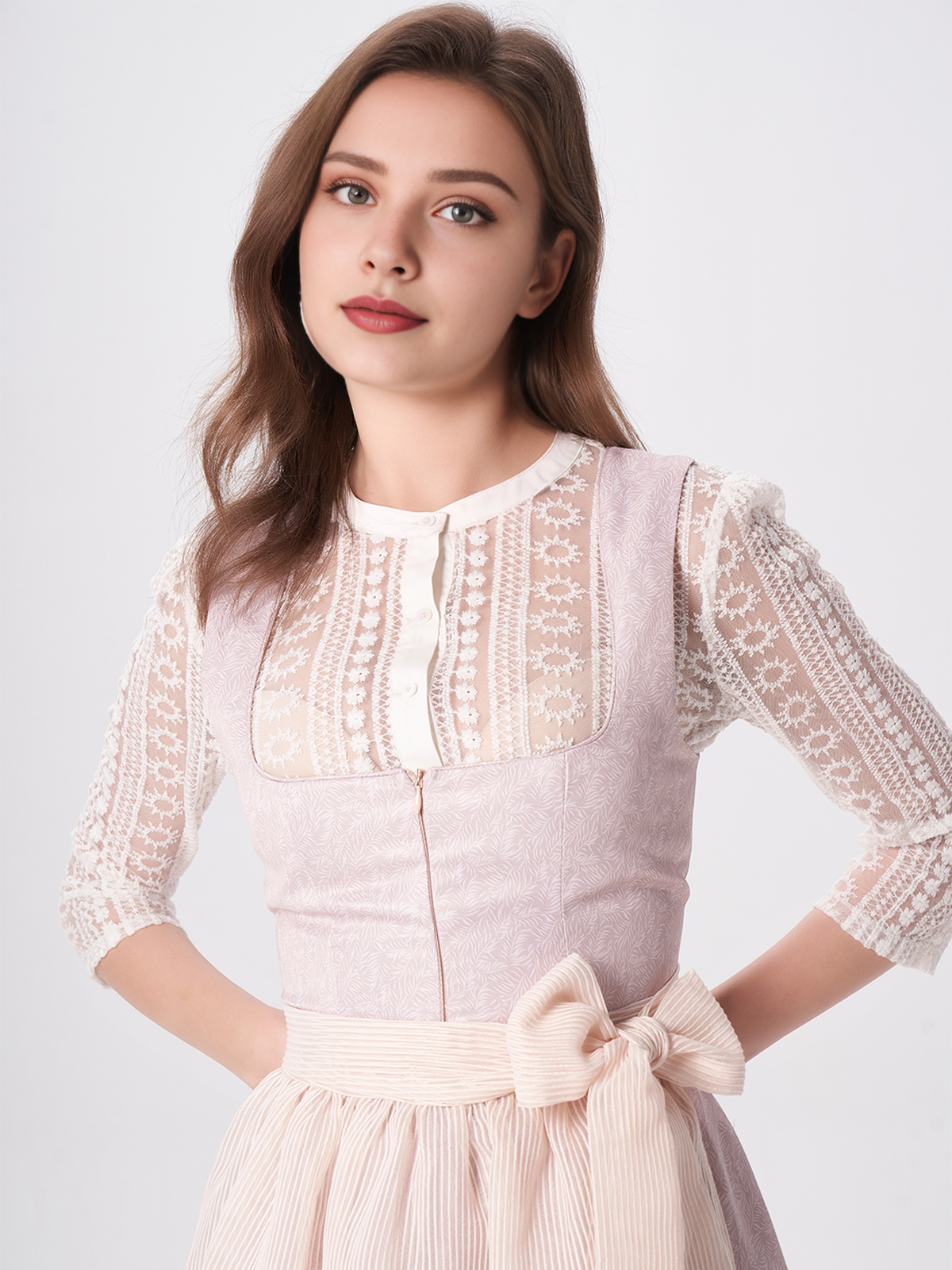 Modernes Dirndl in Rosa