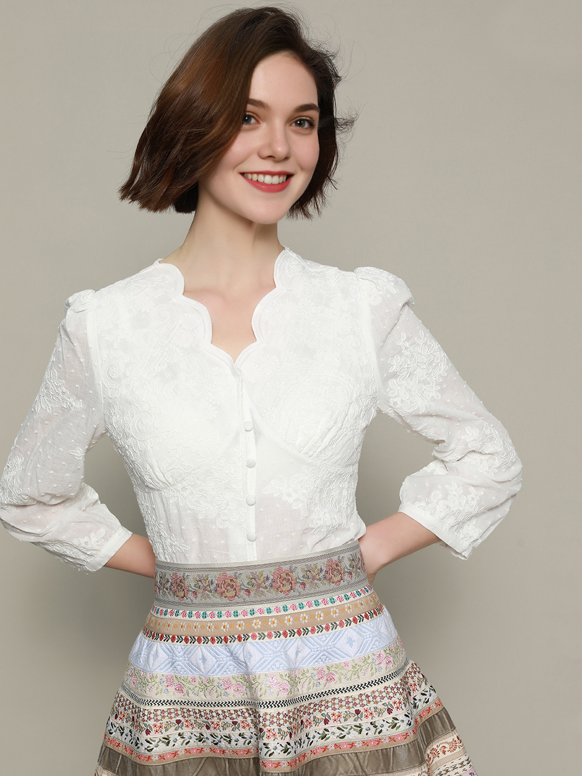 Traditionelles Dirndl in Weiß mit blauer Schürze