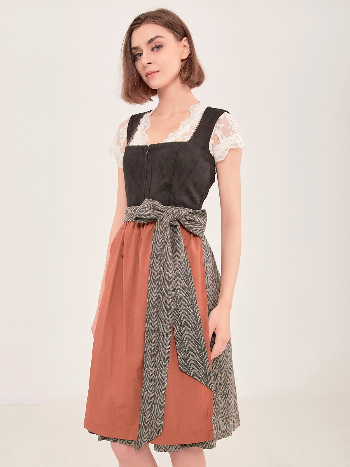 Modernes Dirndl in Schwarz mit femininem Schnitt