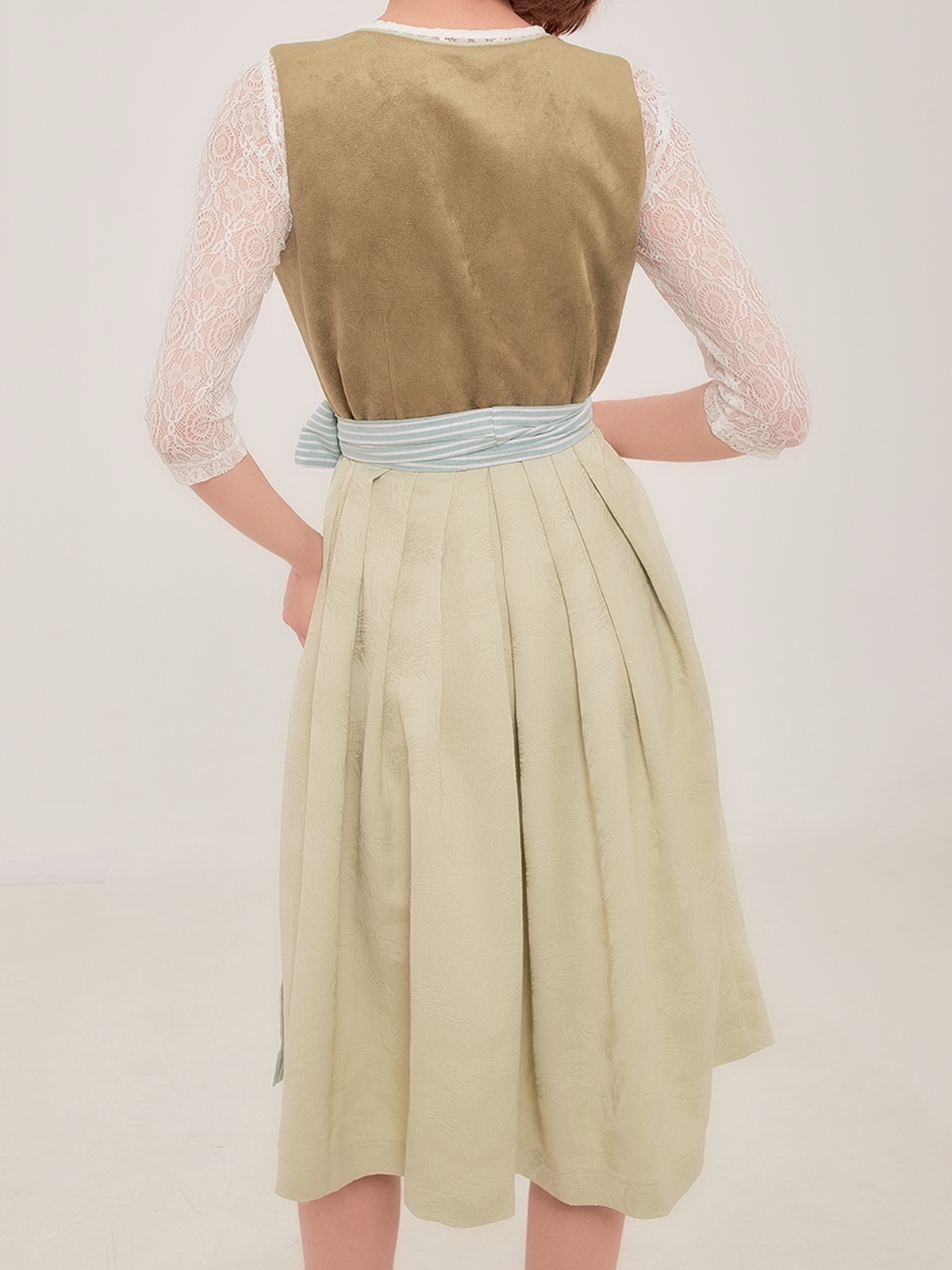 Dirndl mini grün in modernem Design
