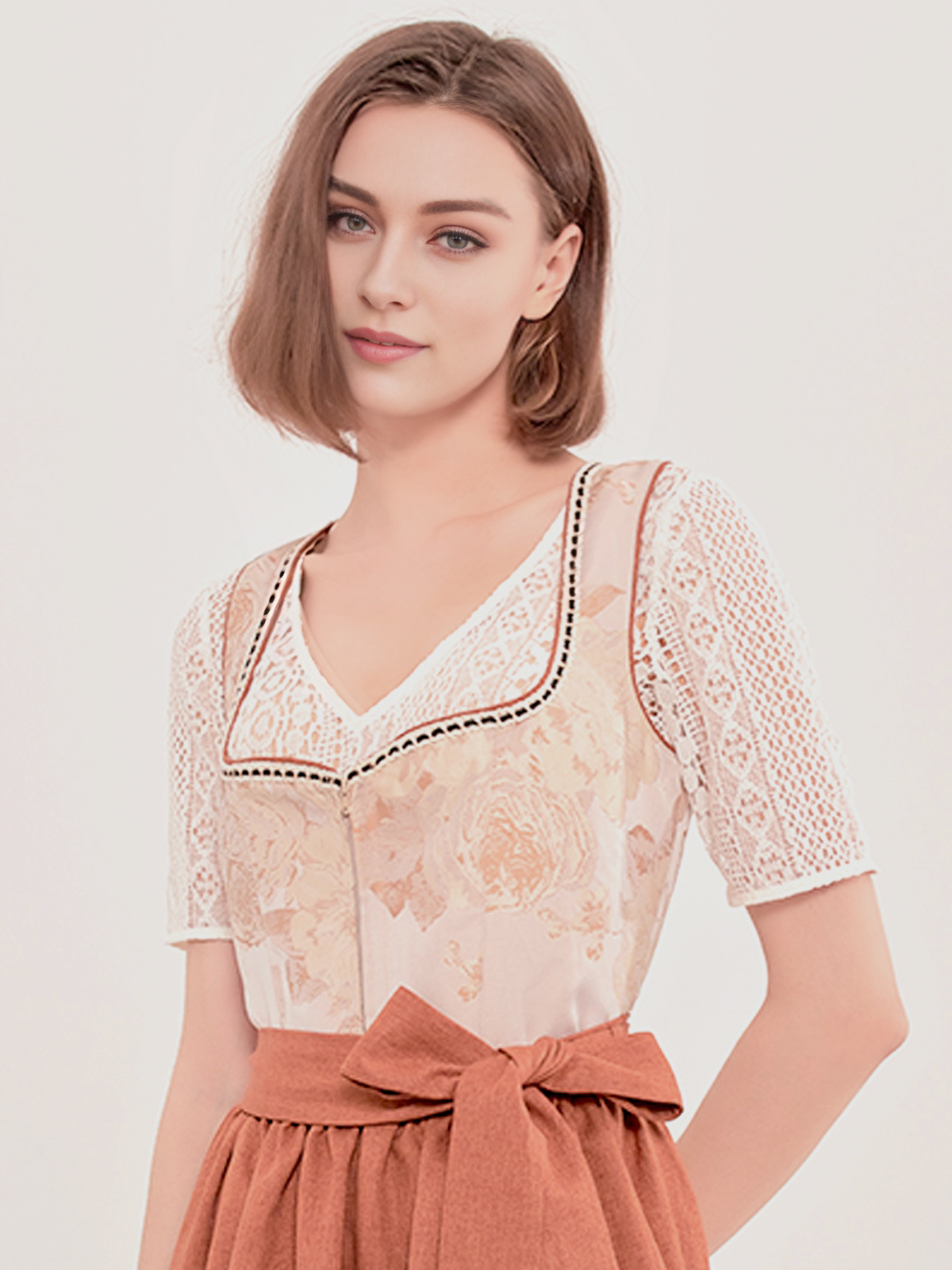 Dirndl in Braun mit traditionellem Design