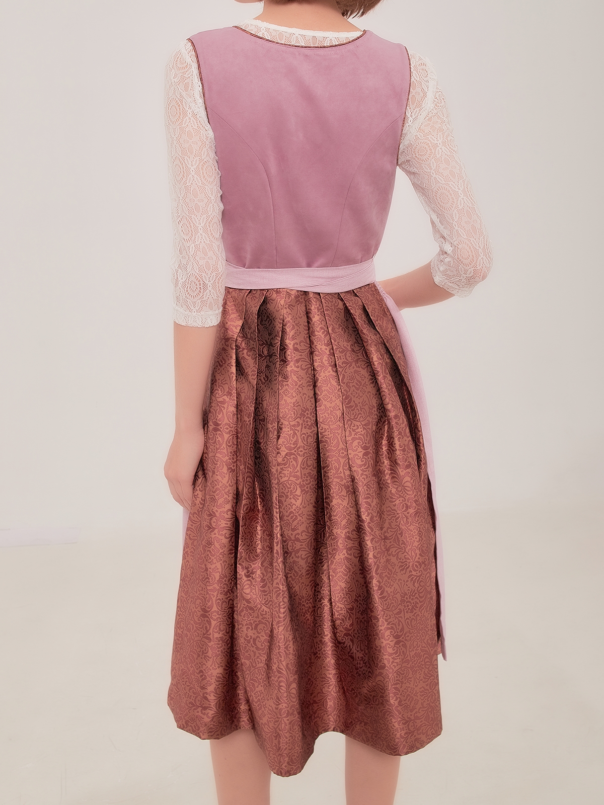 Dirndl schwarz hochgeschlossen in eleganter Ausführung