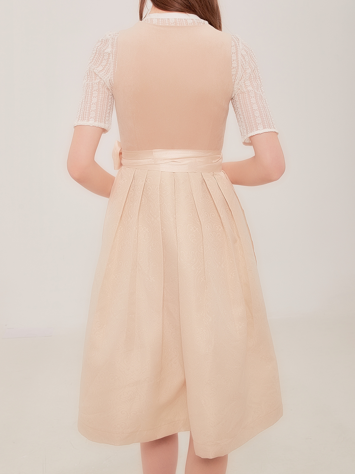 Ein strahlendes gelbes Dirndl mit traditionellen Details