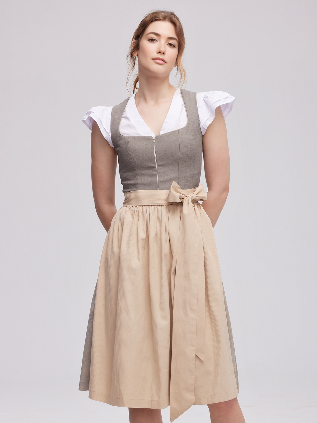 Elegantes Dirndl beige schwarz mit schwarzer Schürze