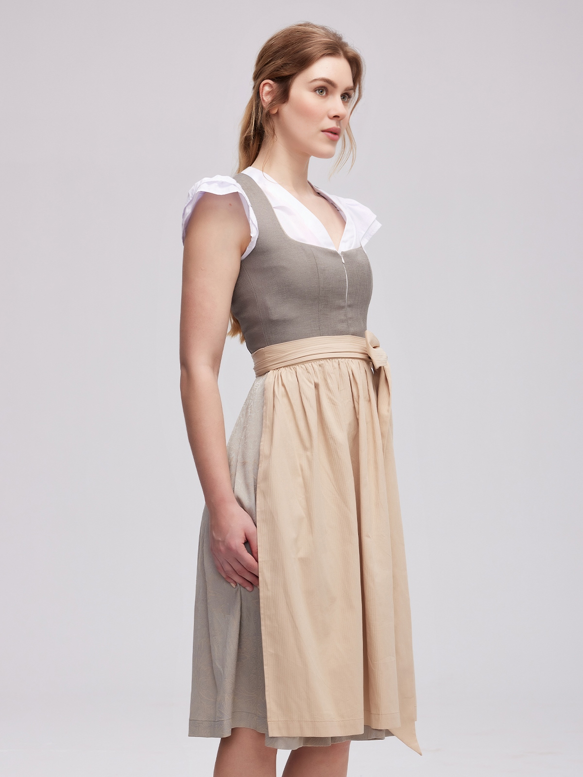 Dirndl mit grauer Bluse Lochspitze