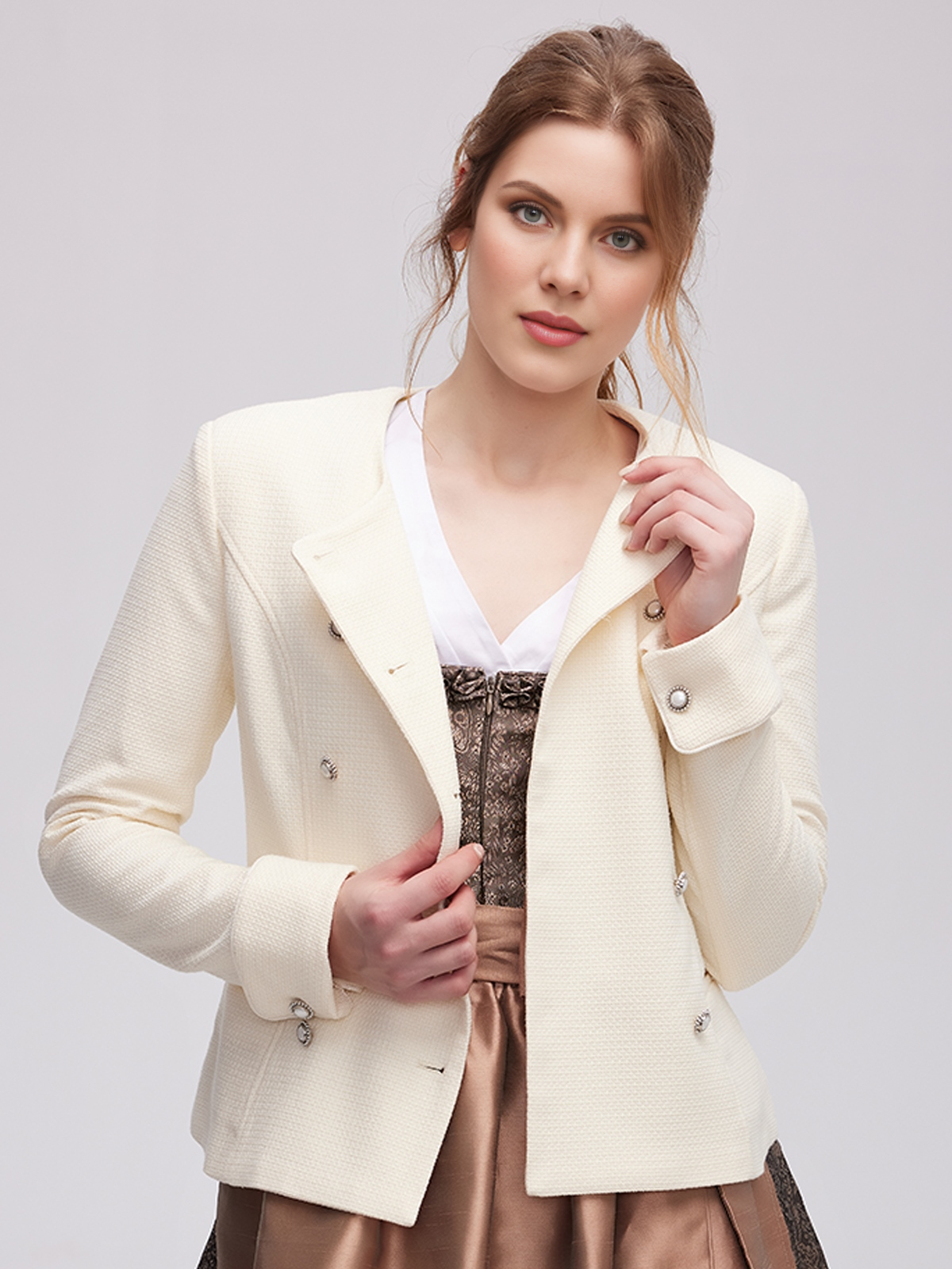Schwarzes Samt-Dirndl mit weißer Bluse