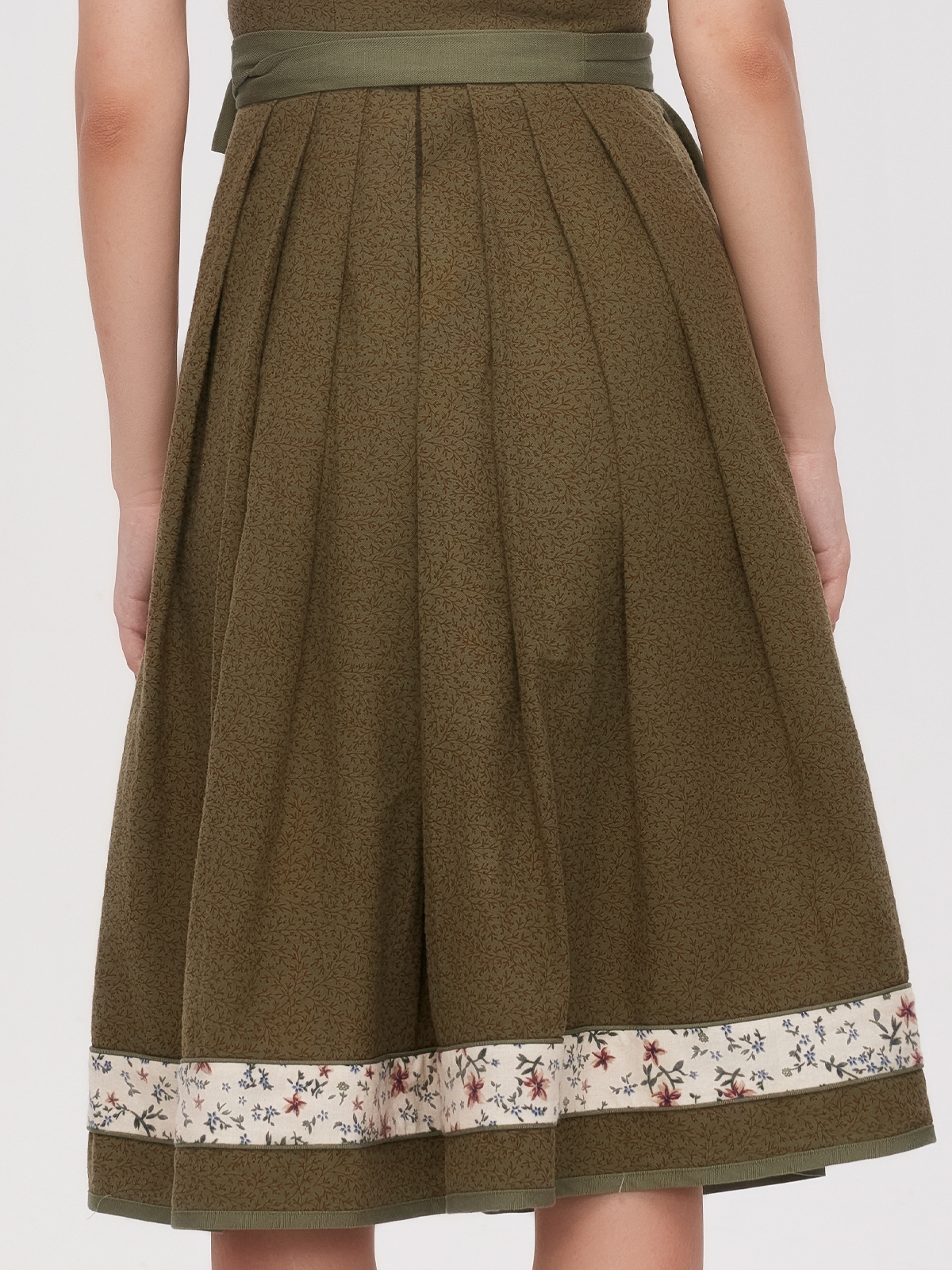 Blaues Samt-Dirndl mit grüner Bluse
