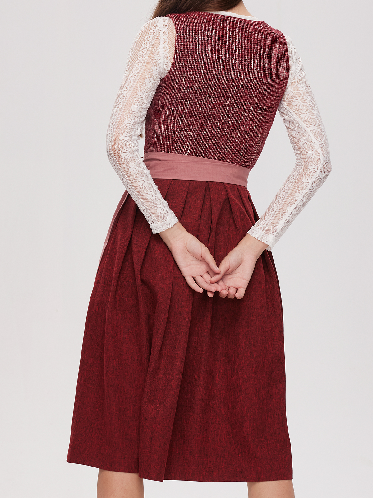 Elegantes schwarzes Mieder mit rotem Dirndl