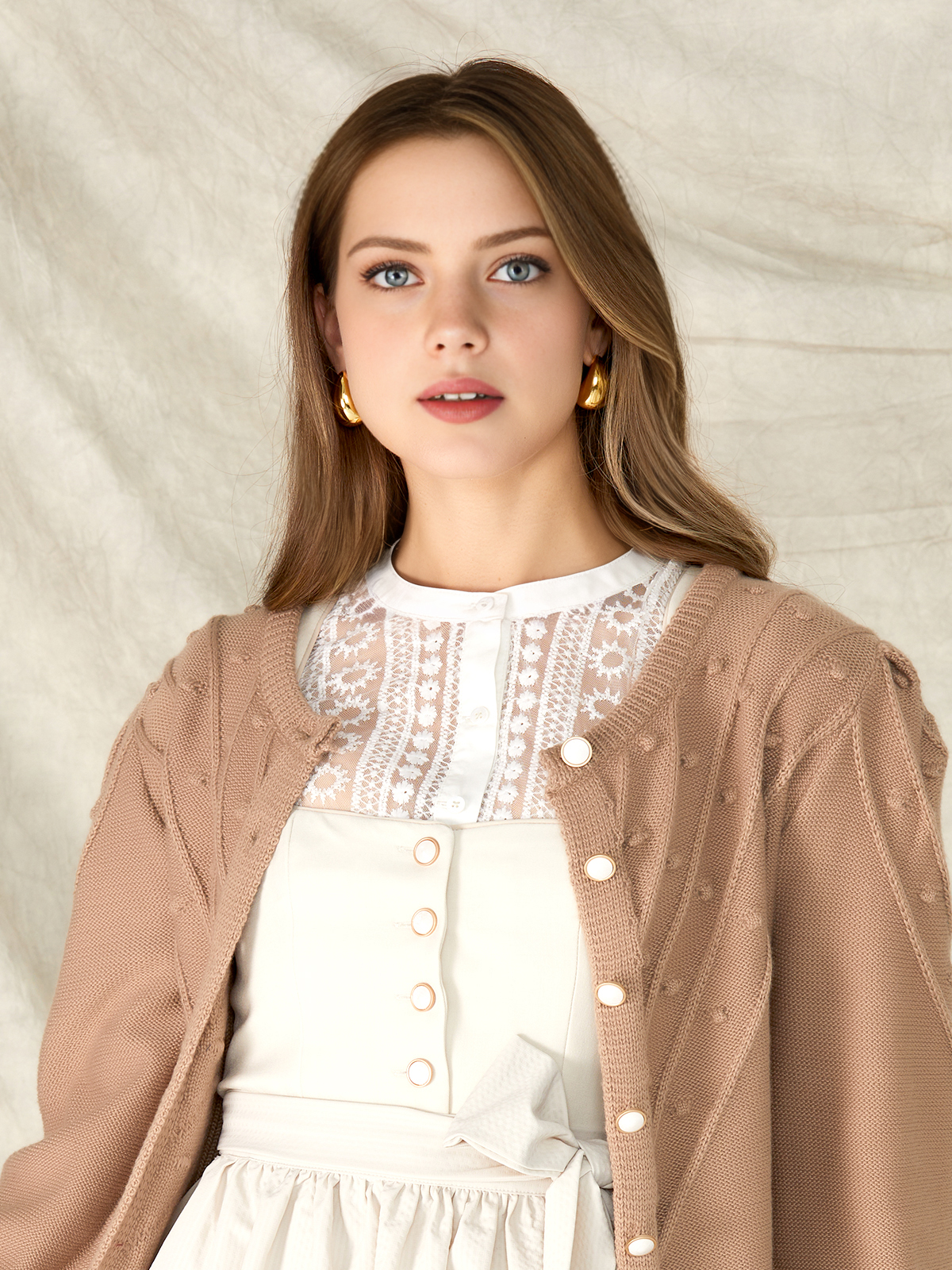 Schwarzes Samt-Dirndl mit modernen Accessoires