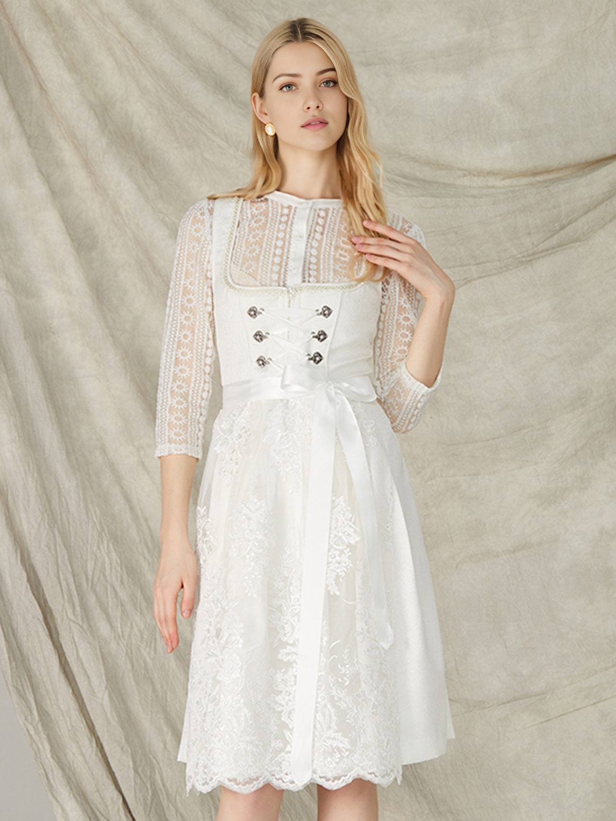 Elegantes weißes Midi-Dirndl mit feinen Stickereien