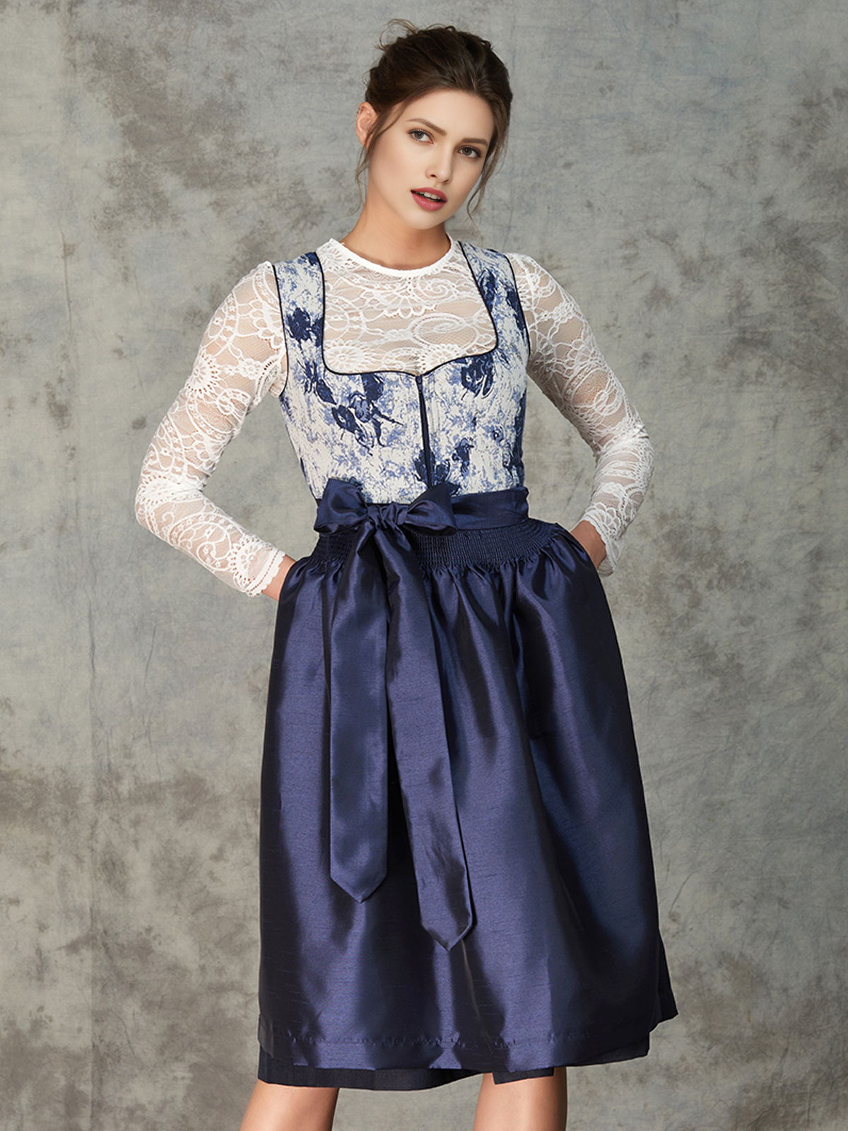 Modernes Dirndl in pastellgrün mit geradem Ausschnitt