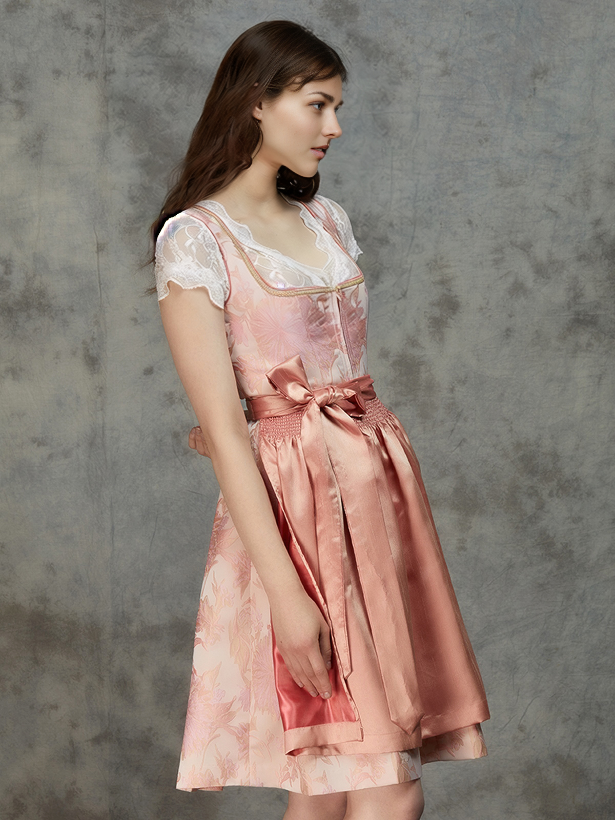 Elegantes rosa Dirndl mit schwarzer Bluse