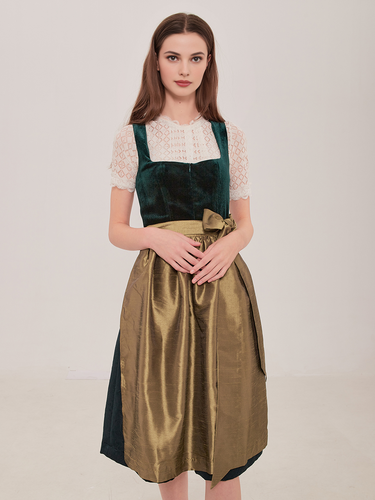 Ein grünes Dirndl mit floralen Details