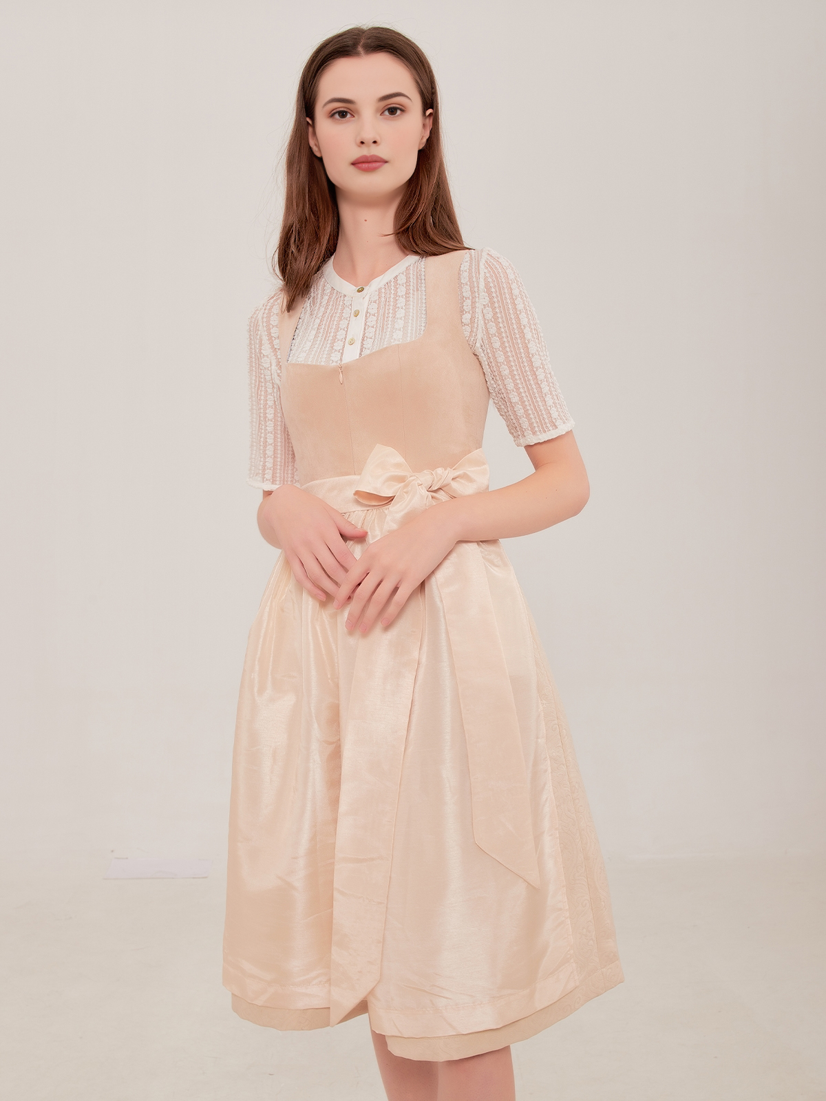 Dirndl monochrom in Beige – zeitlos und elegant