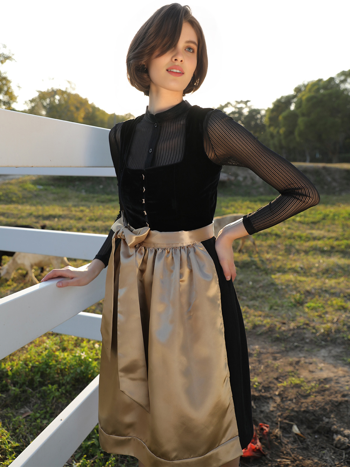Modernes Dirndl in Schwarz