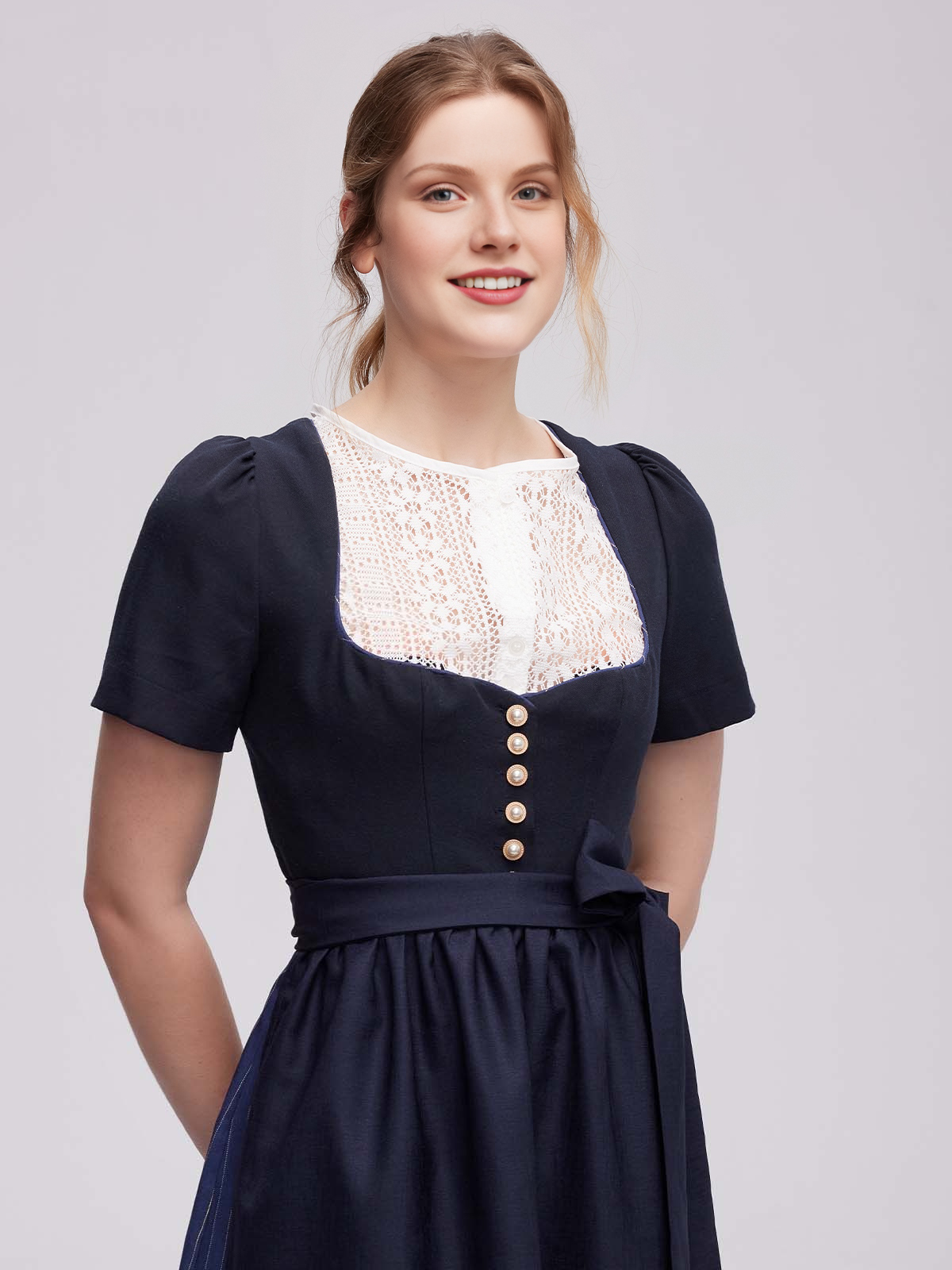Modernes blaues Dirndl mit floralen Details