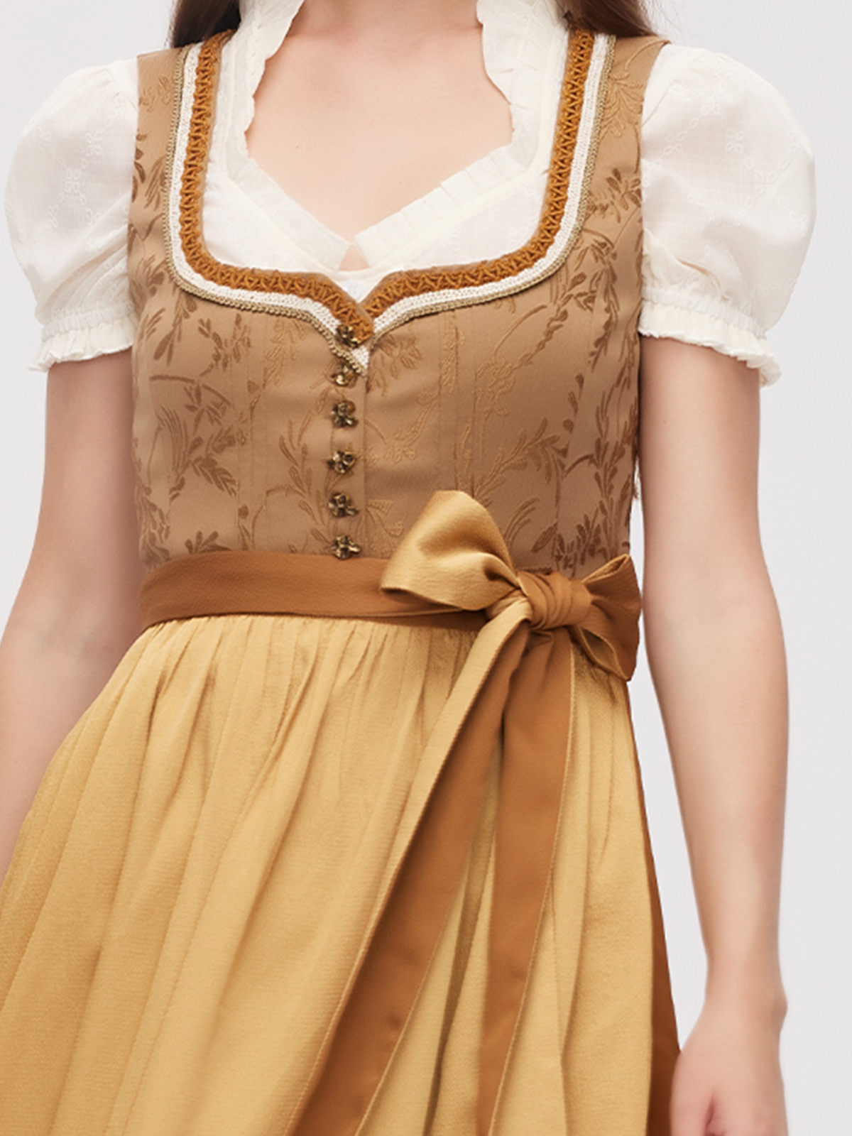 Ein elegantes gelbes Maxi Dirndl Samt – perfekt für festliche Anlässe