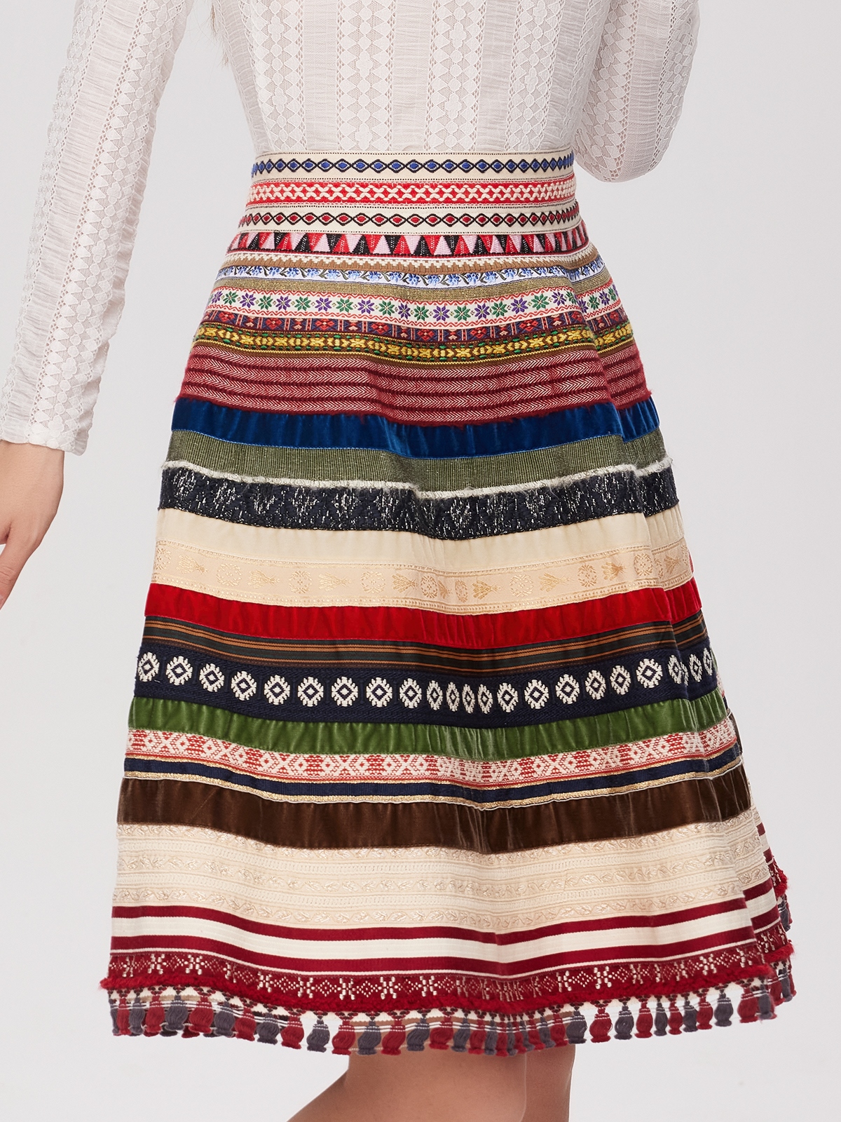 Dirndl mit roter Schürze und modernem Twist