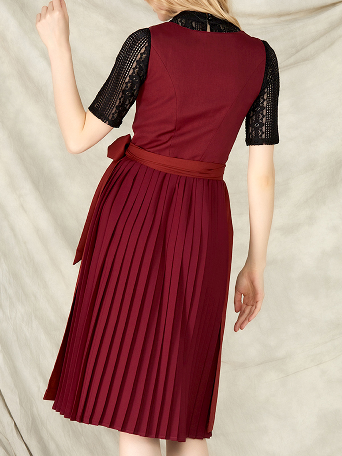 Grünes Dirndl mit floralem Muster