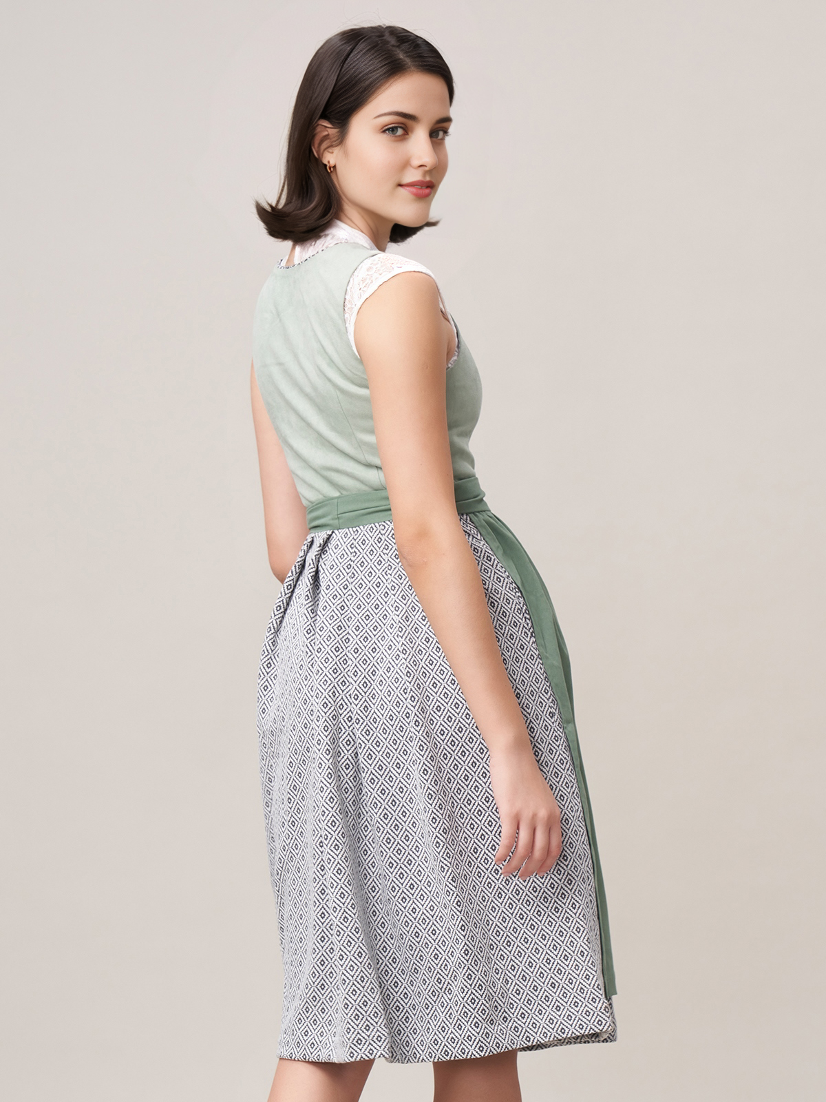 Traditionelles Dirndl in Grün