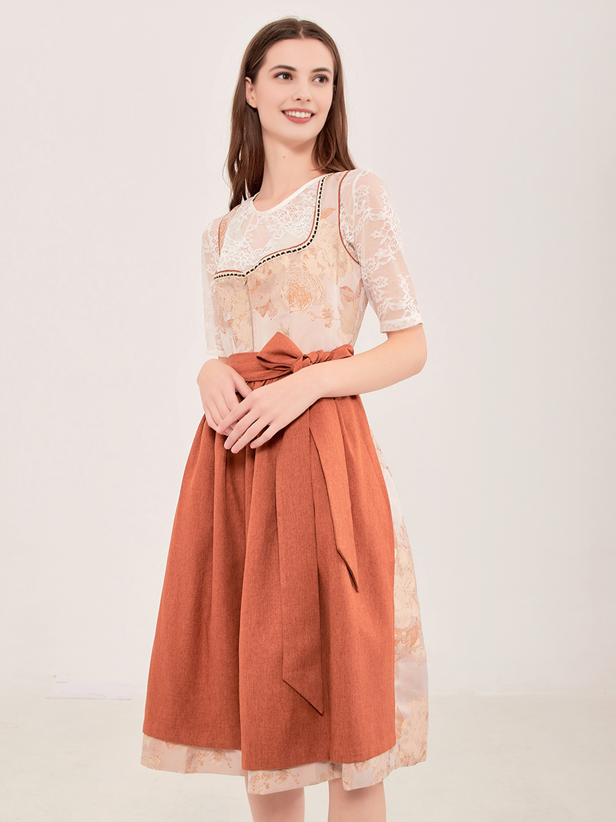 Luxuriöses braunes Samt-Dirndl