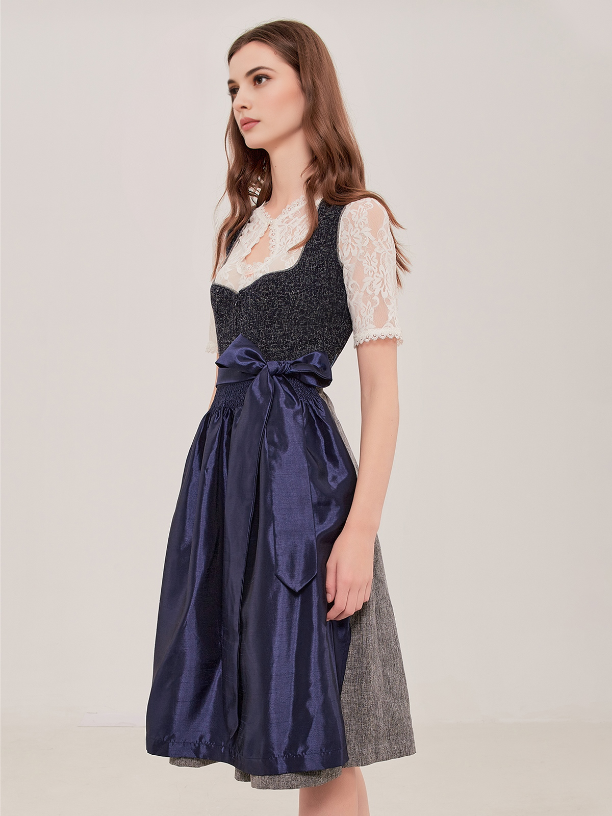 Traditionelles Drindl in Blau