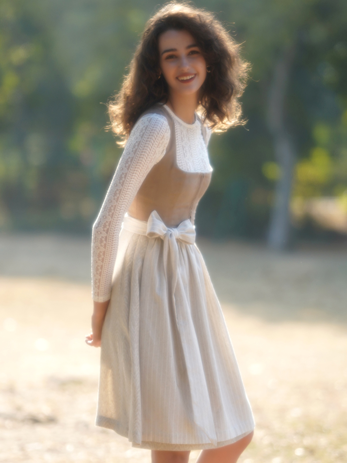Dirndl in Braun mit floralen Details