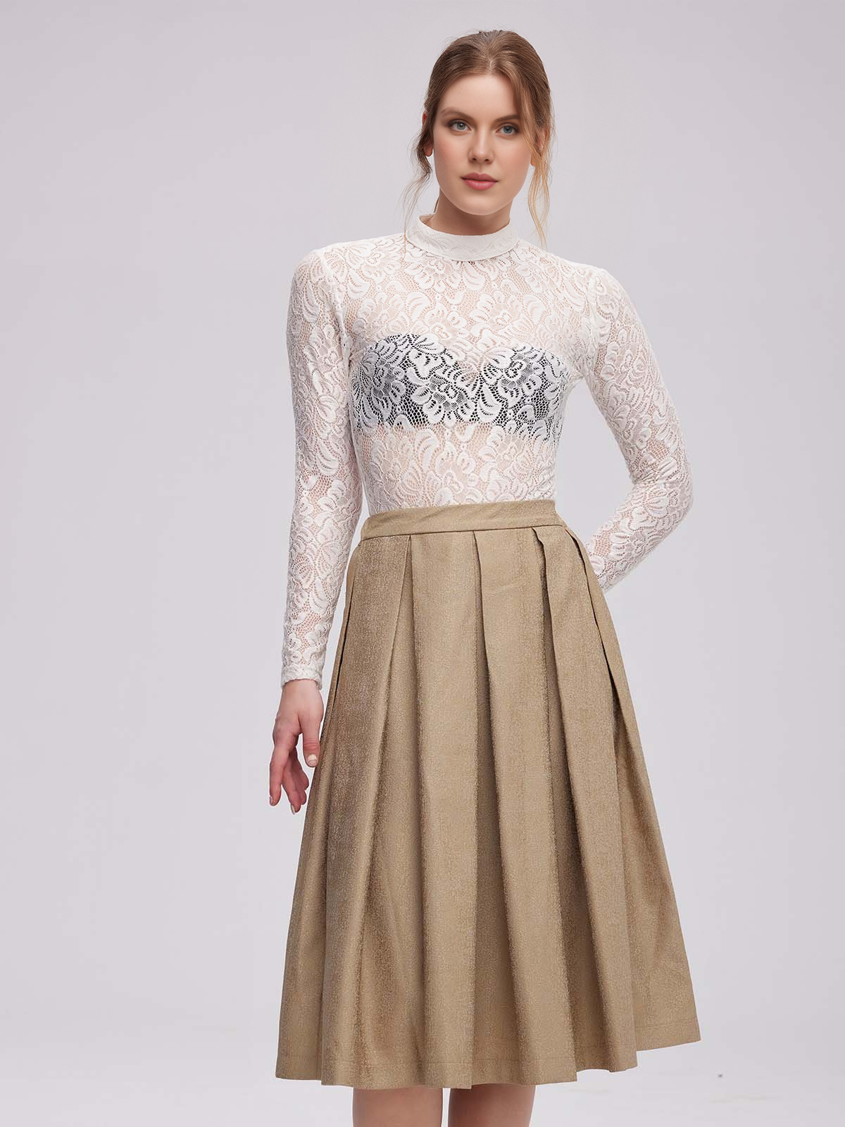 Dirndl mit weißer Bluse