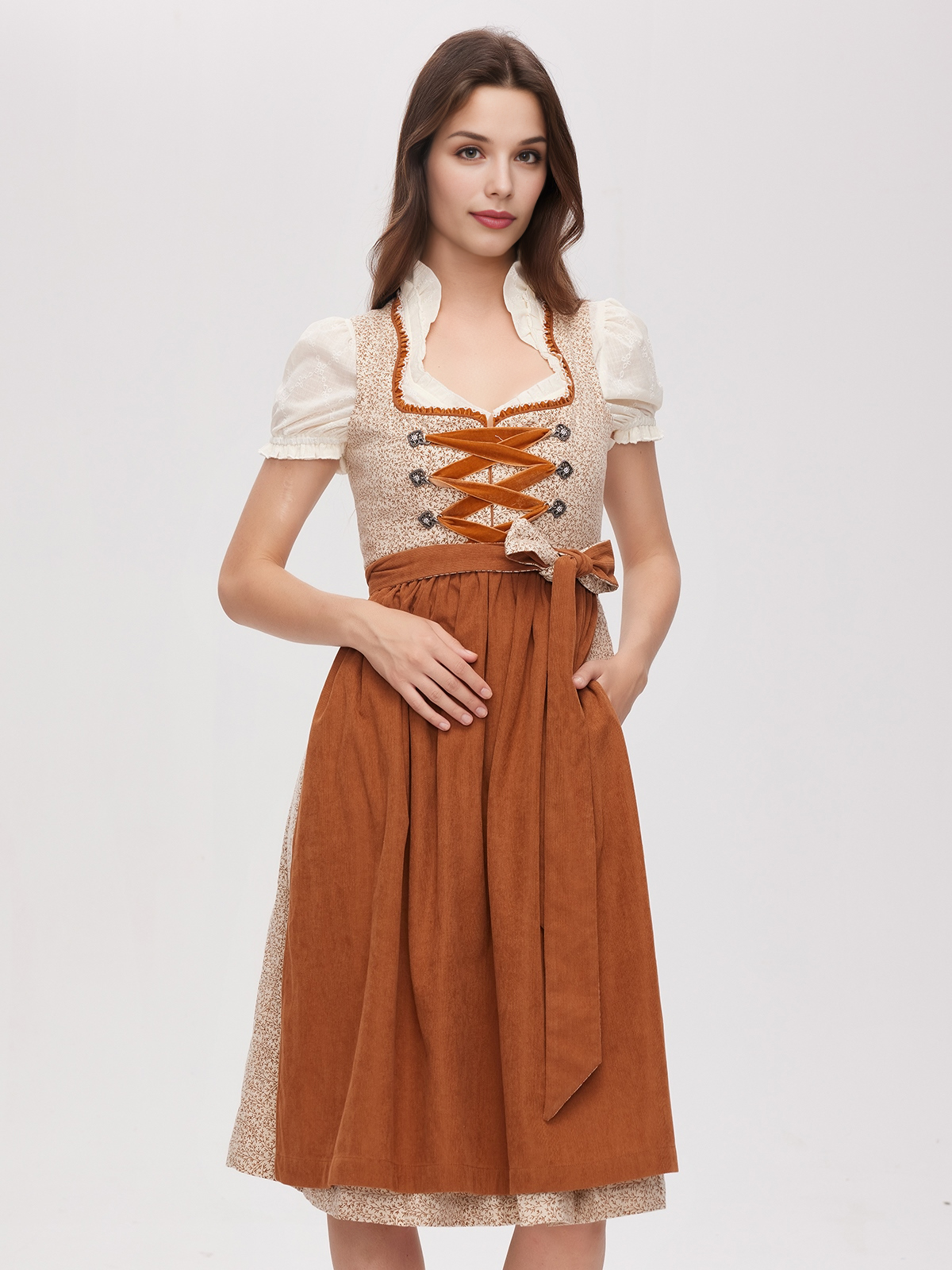Rotes Dirndl mit traditioneller Stickerei