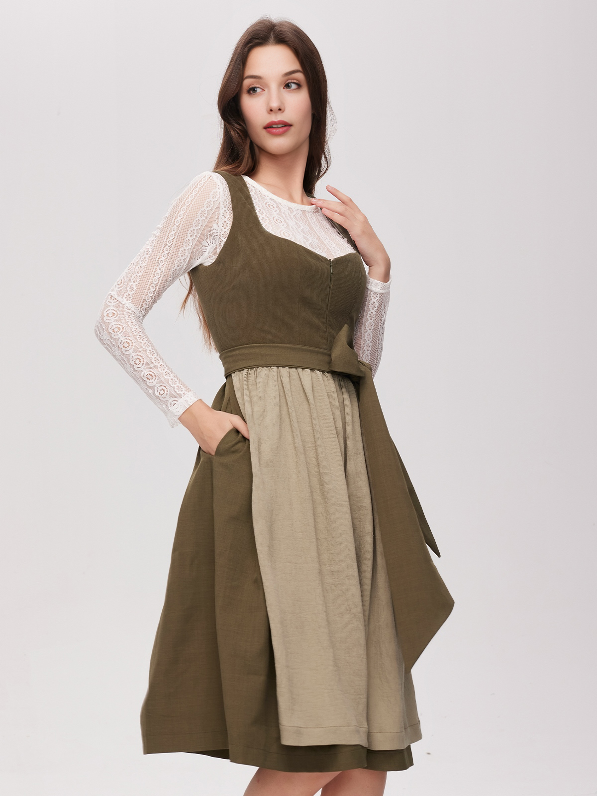 Dirndl in Grün mit floralen Akzenten