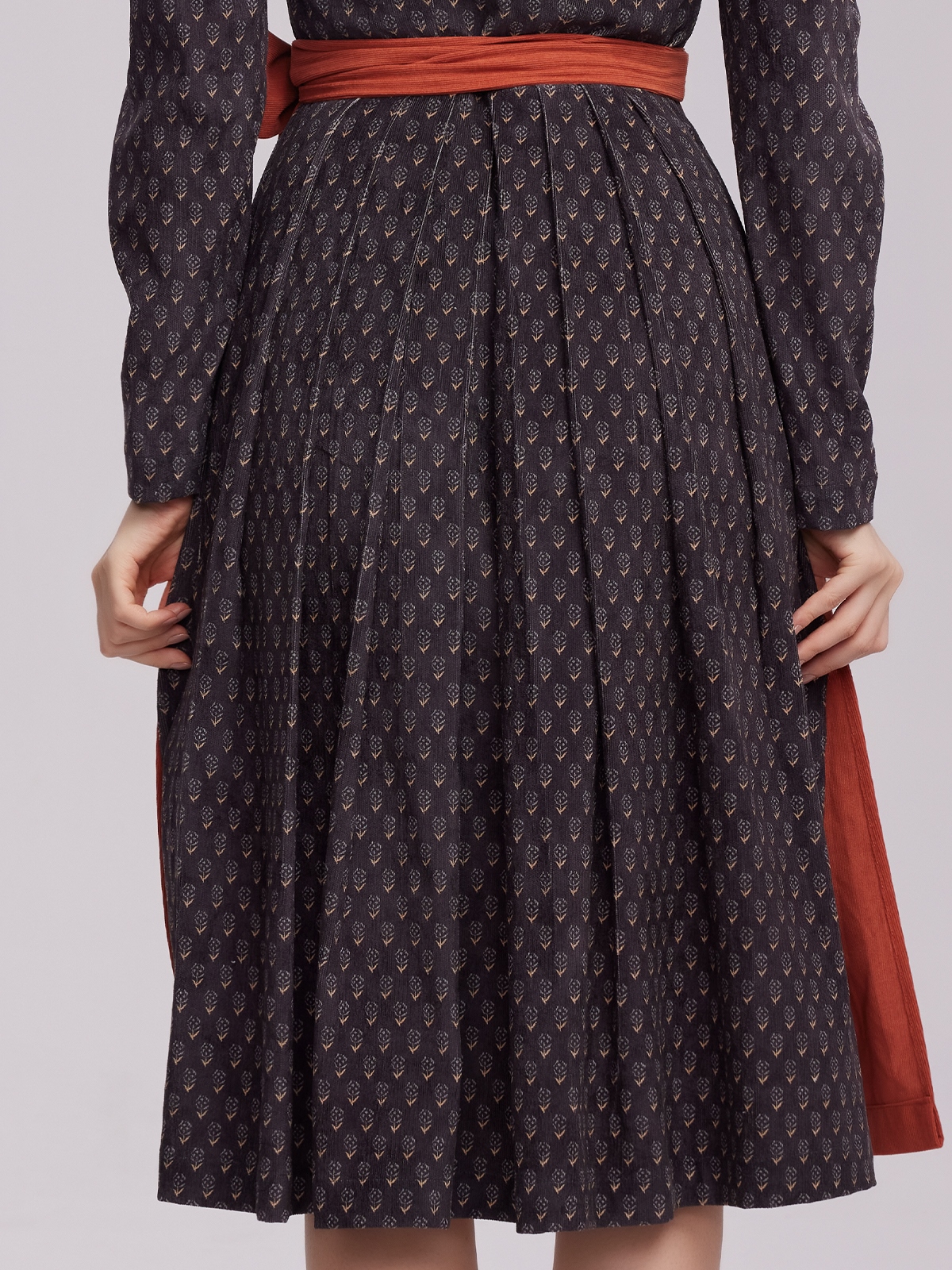 Samtdirndl Blau in eleganter Kombination