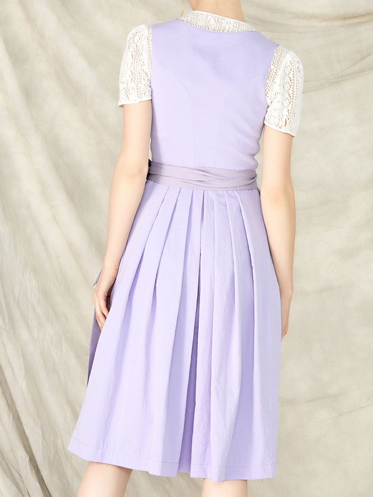 Moderne Dirndlbluse in Lila mit schmaler Taillenbetonung