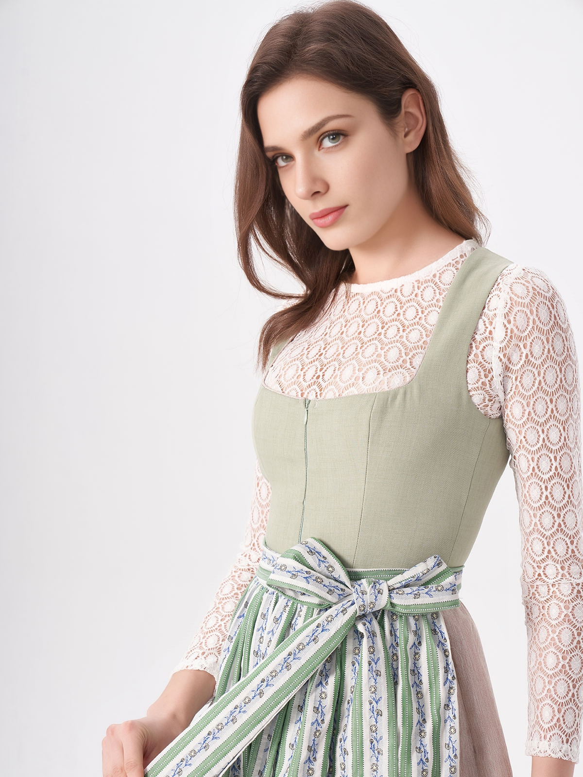 Ein grünes Ehreer Dirndl mit floralen Details