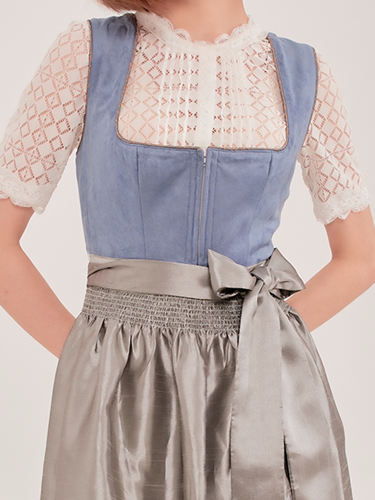 Trachtenbody mit blauem Dirndl