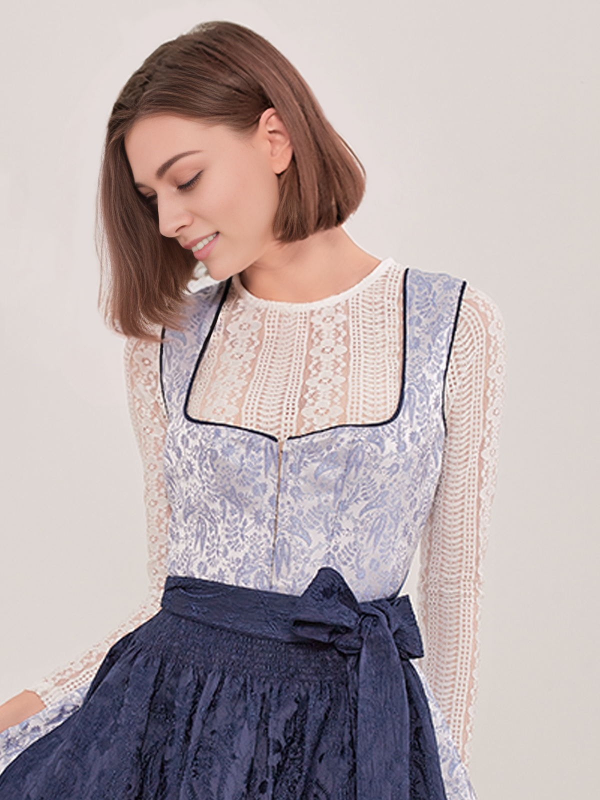 Grünes Dirndl mit blumigen Details