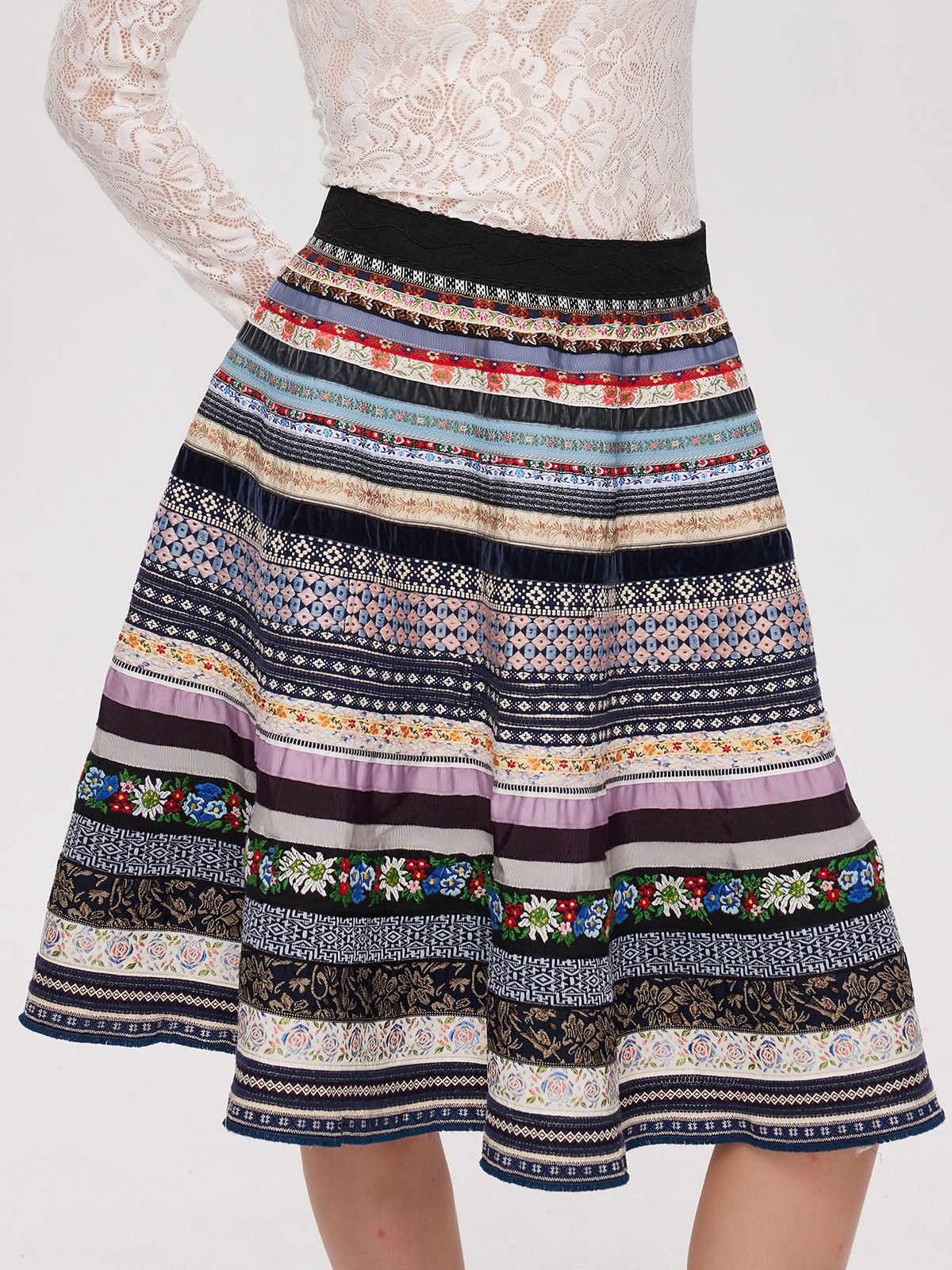 Dirndl in dunkelgrünem Samt mit blauer Bluse