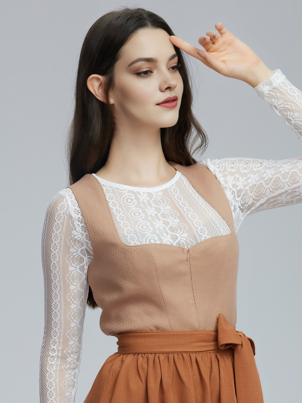 Dirndl in Braun mit floralen Details