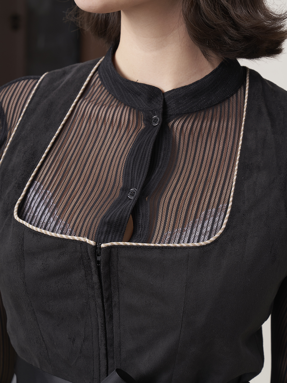 Dirndlbluse in Schwarz mit Spitzenverzierung