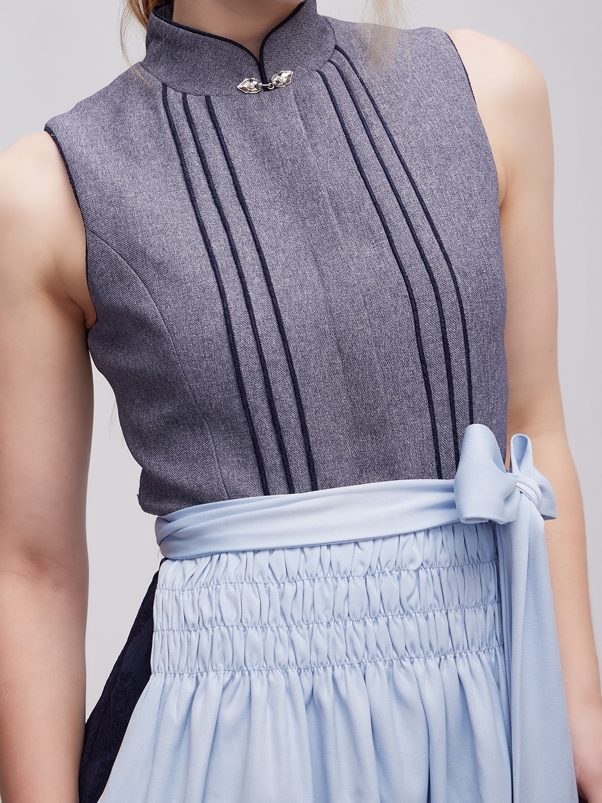 Modernes Dirndl in Grau