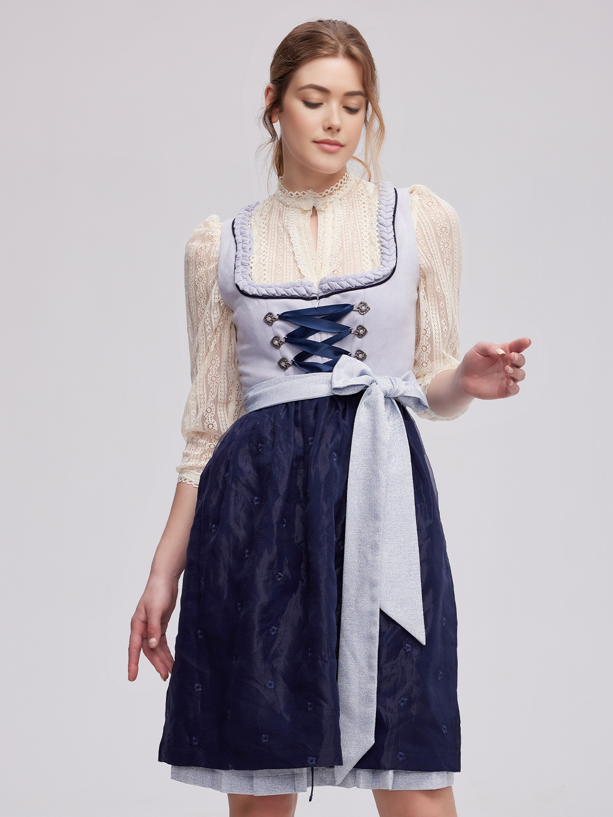 Stilvolles blaues Dirndl