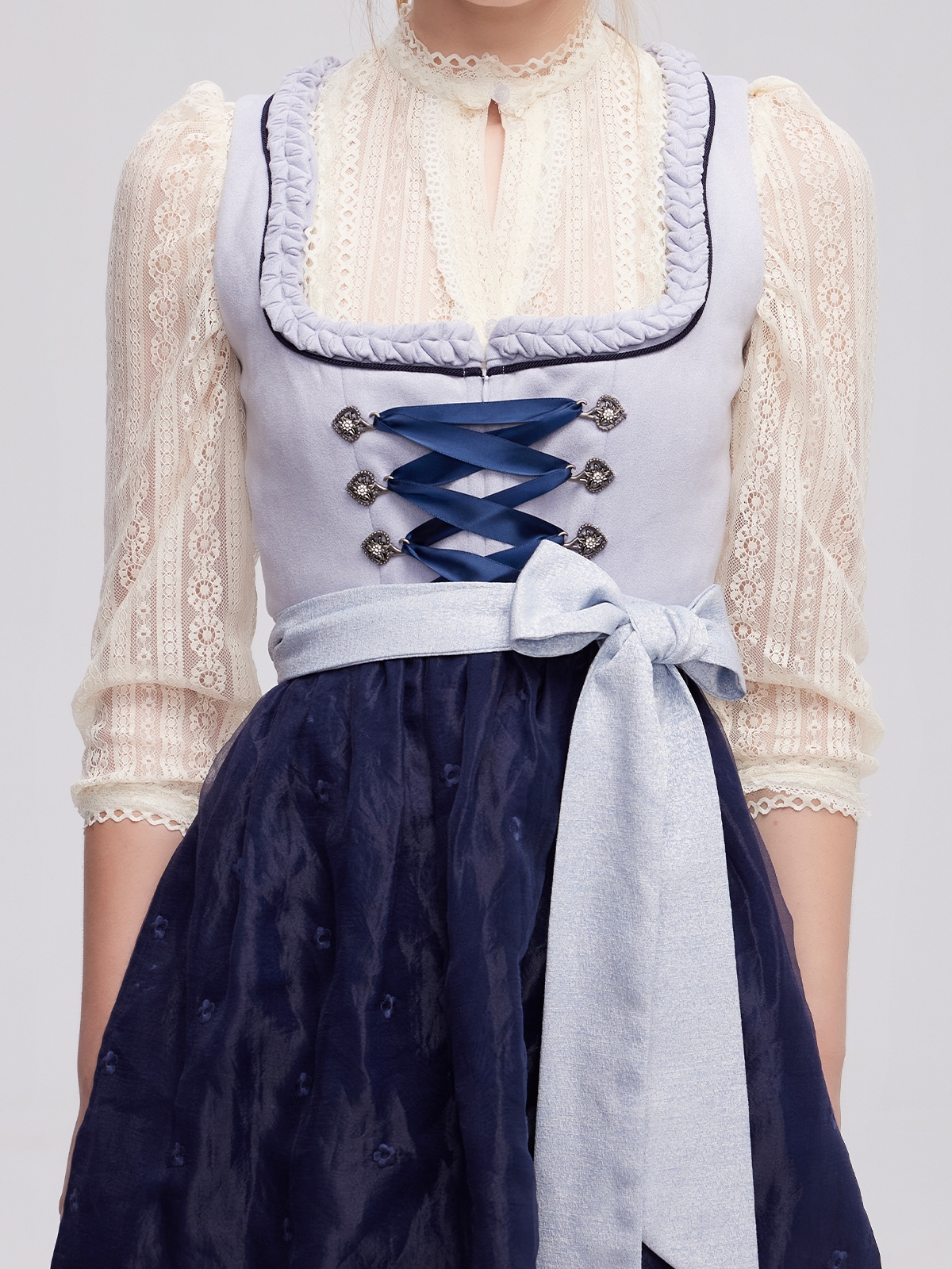 Modernes Dirndl in Blau