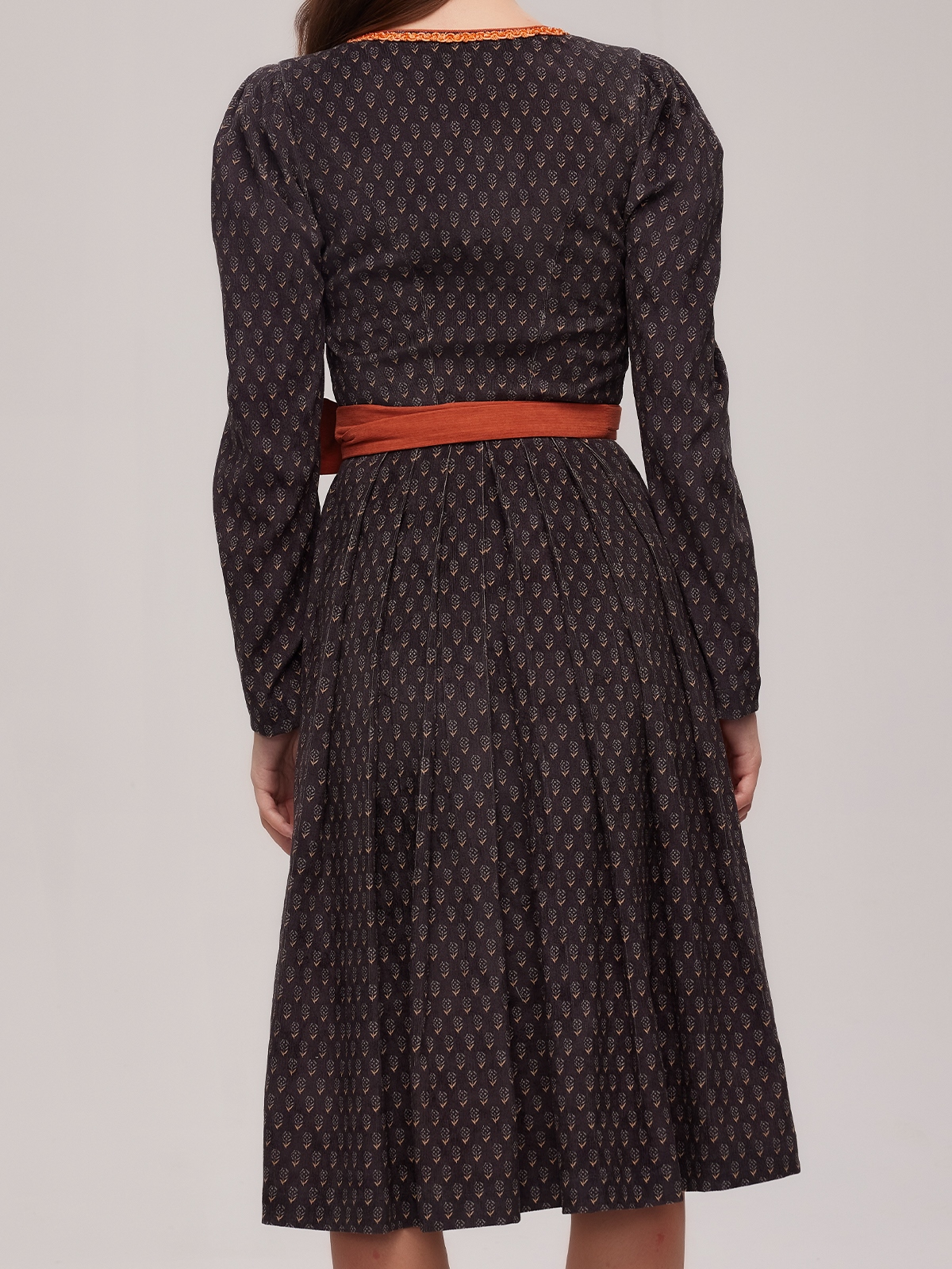 Modernes Dirndl in Schwarz – perfekt für den urbanen Look