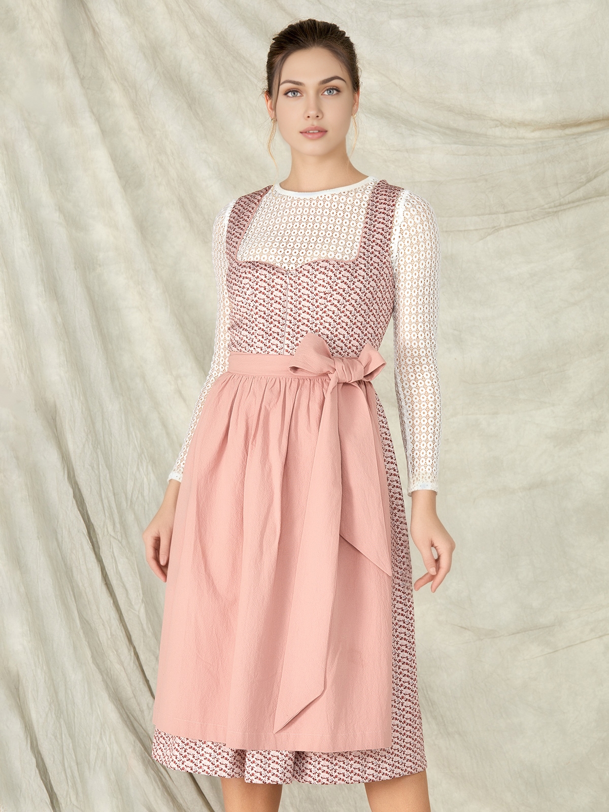 Elegantes blaues Dirndl mit floralen Details