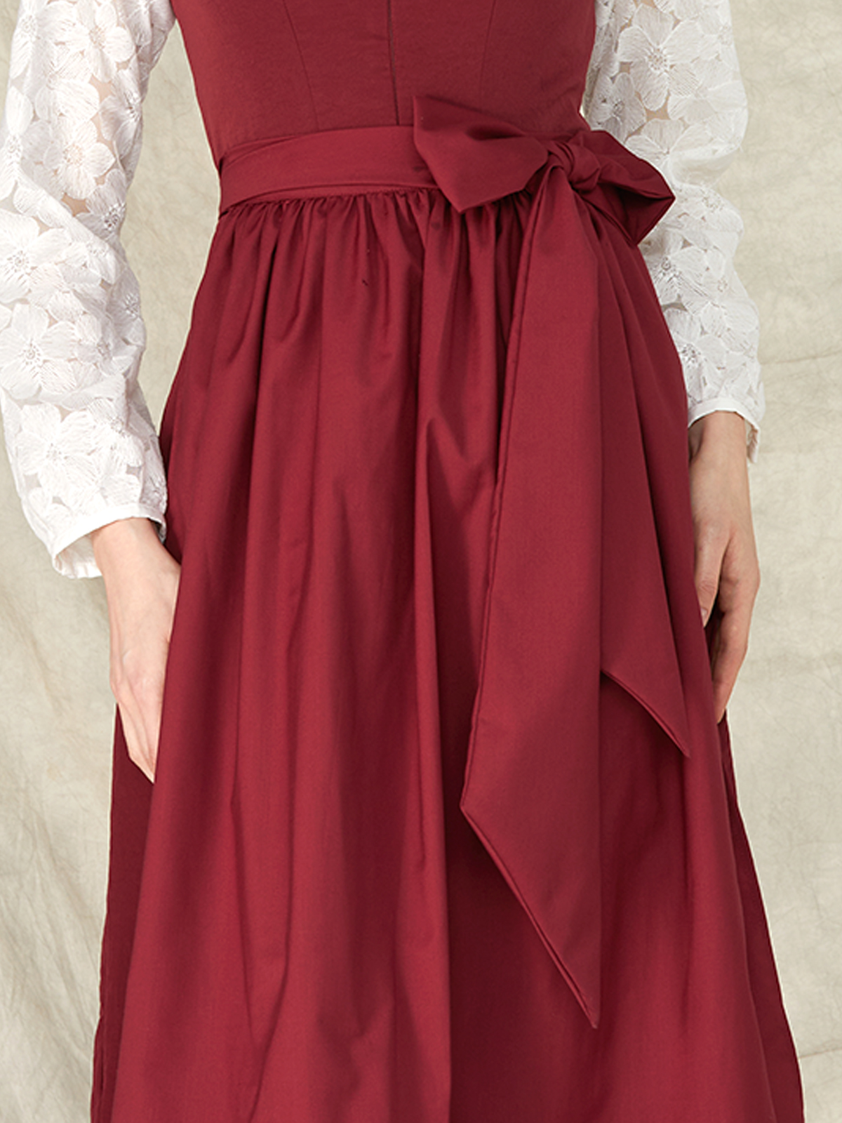 Modernes Dirndl in Rot