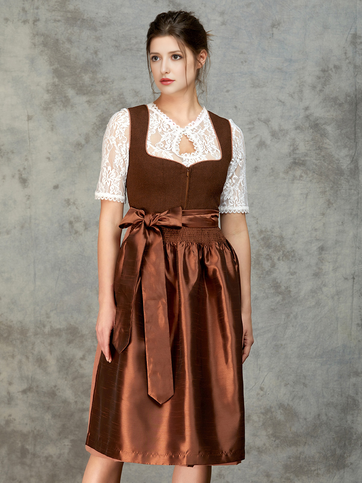 Elegantes braunes Dirndl mit perfektem Ausschnitt