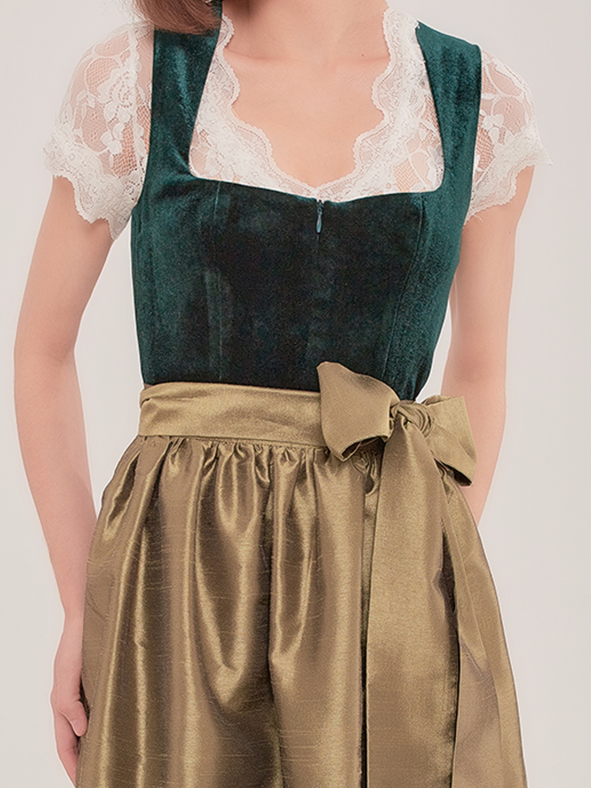 Dirndl Rot Schwarz – Eleganz und Leidenschaft vereint