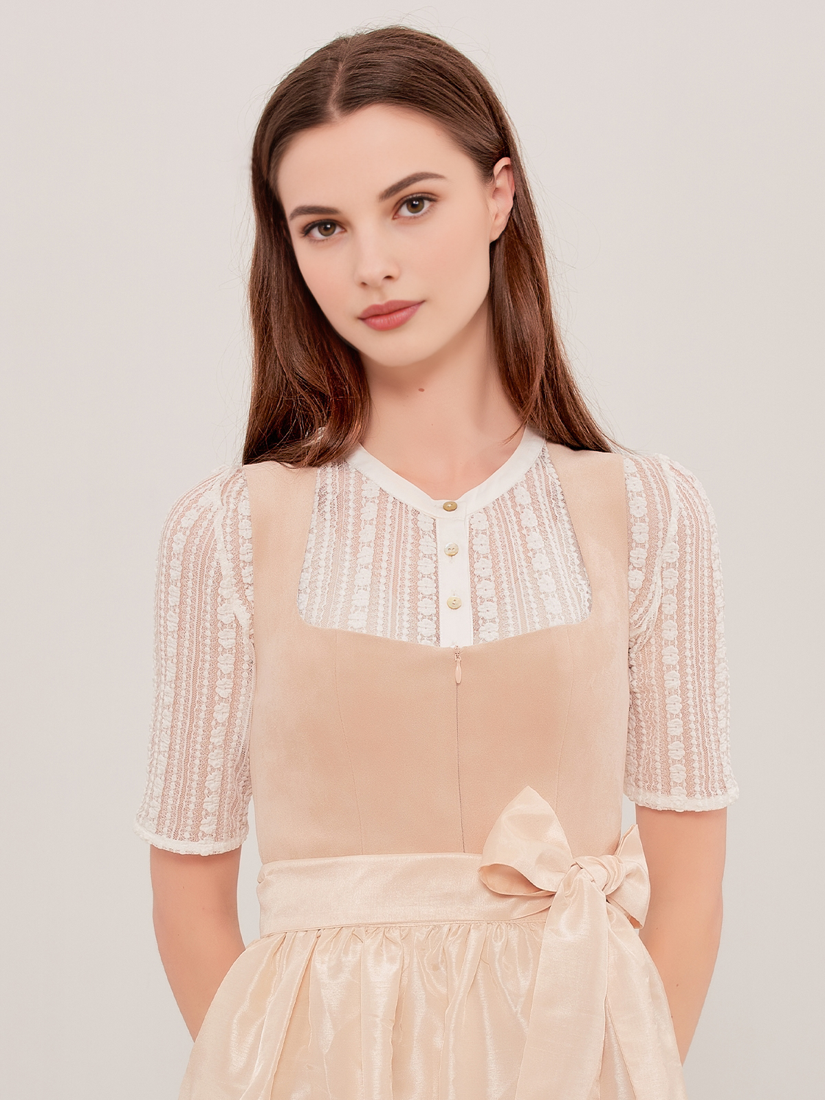 Dirndl in Beige – perfekt für sommerliche Anlässe